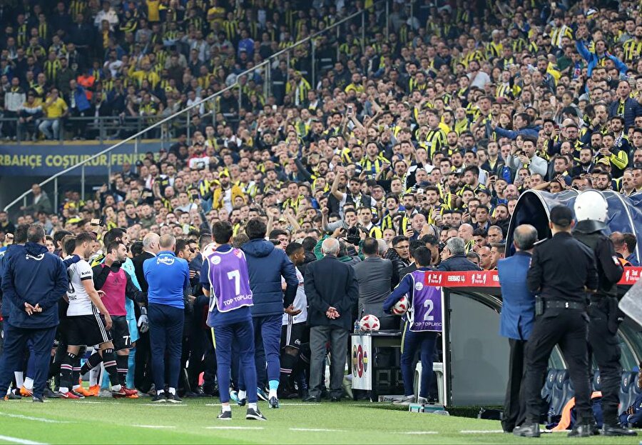 Yaşanan olaylarda Beşiktaş Teknik Direktörü Şenol Güneş başından yaralandı. nFotoğraf: AA