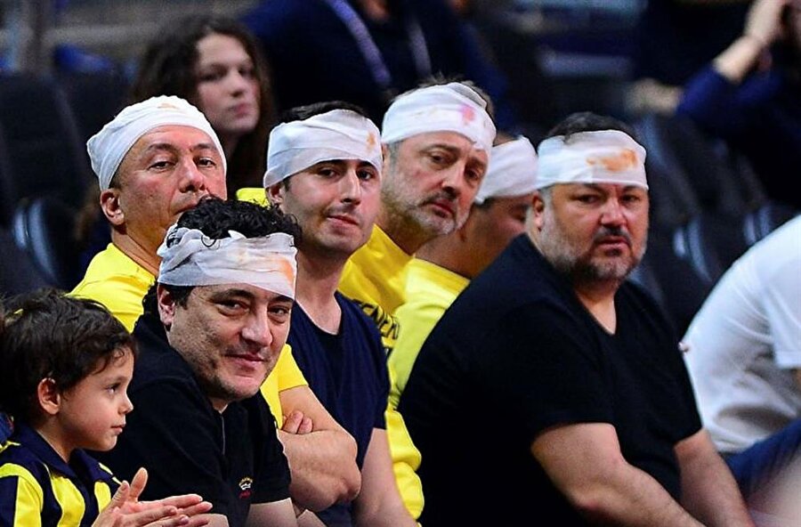 Bir grup taraftar derbiyi başlarındaki sargıyla izledi.