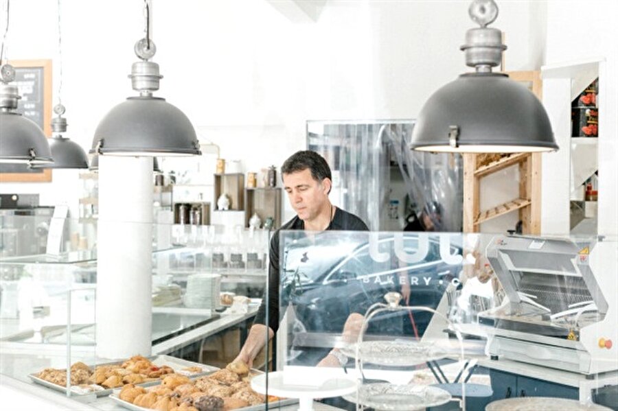2015 İstanbul'daki evini satan ve bankadaki parasını çektikten sonra Türkiye'den kaçan Şükür, ABD'nin California eyaletinde Tuts Bakery & Cafe adlı yeri işletmeye başlamıştı.
