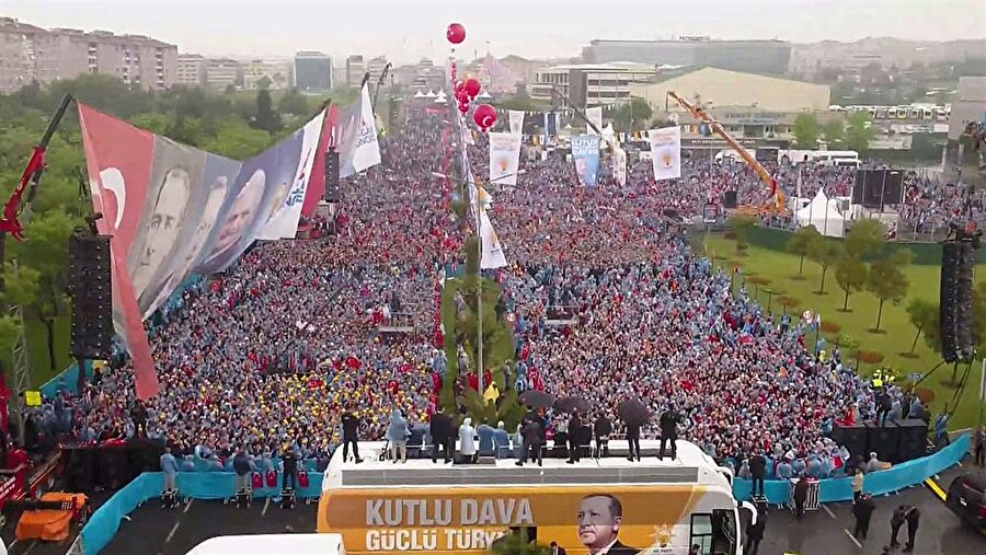 Cumhurbaşkanı Erdoğan, AK Parti İstanbul İl Kongresi öncesi Sinan Erdem Spor Salonu'nun önündeki vatandaşlara seslendi.