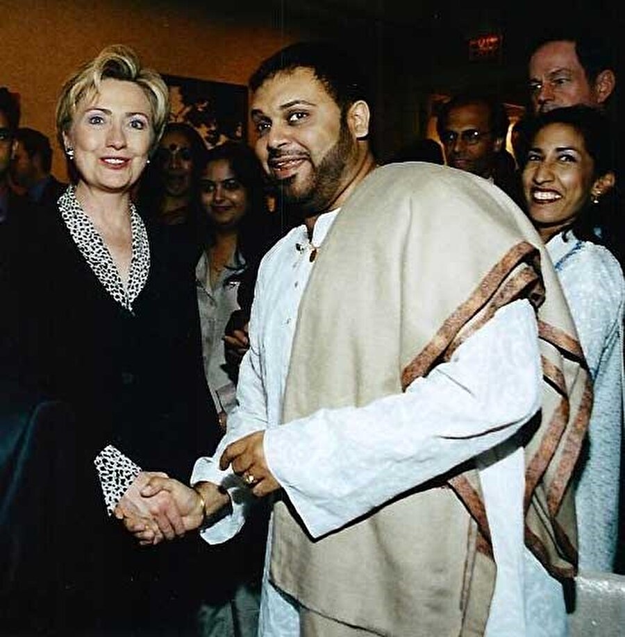 Hillary Clinton'ın tokalaştığı kişi, Hintli bir sanatçı olan Shubhashish Mukherjee'den başkası değil.