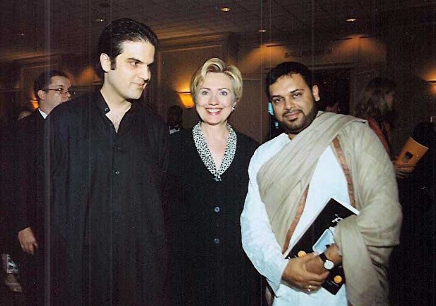 Hillary Clinton ve Shubhashish Mukherjee, bir başka karede de yan yana görünüyorlar.