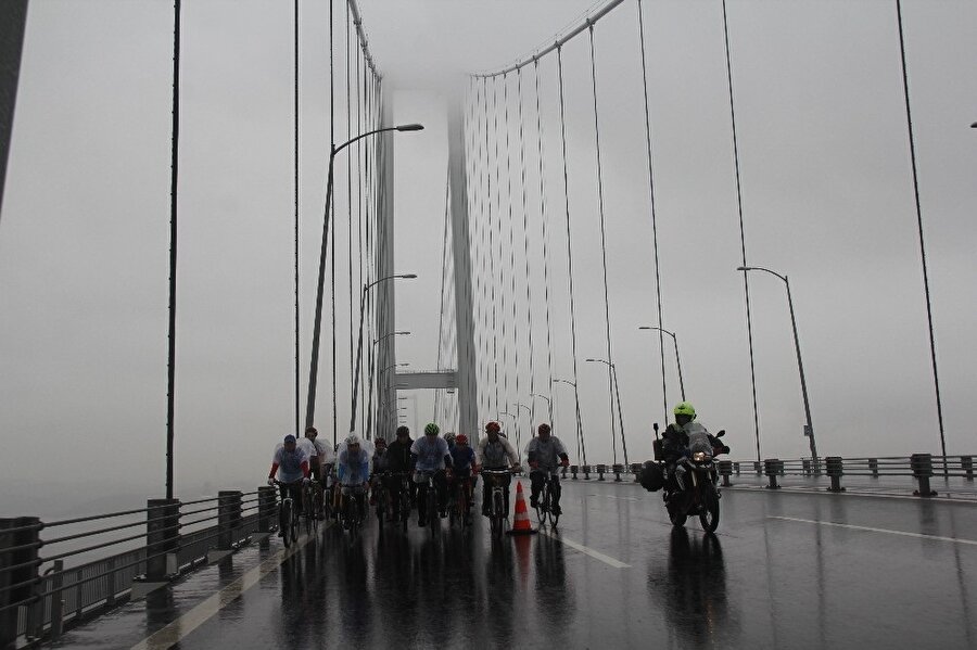 150 kişilik grup Osmangazi Köprüsü'nü geçti.nFotoğraf: İHA