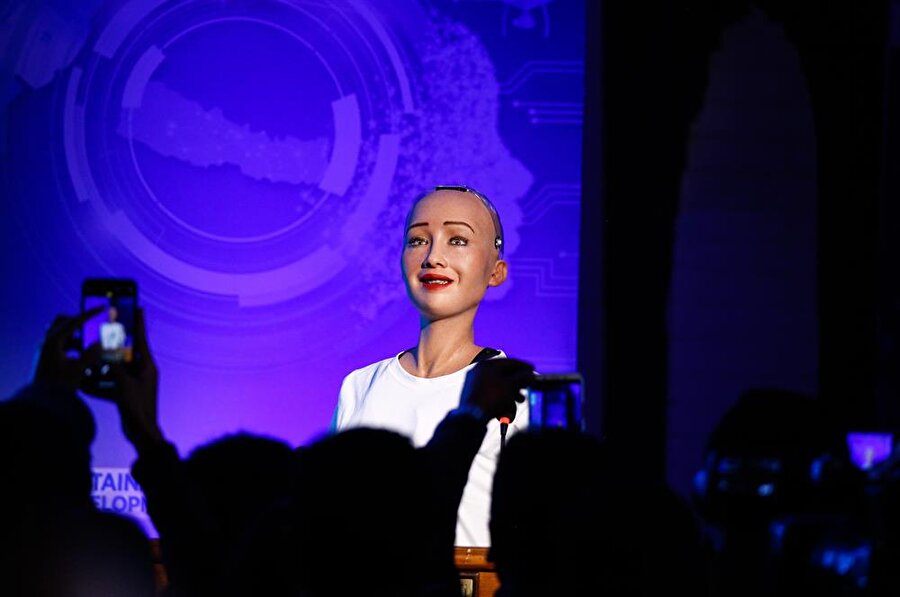 Suudi Arabistan'ın insansın robot Sophia'ya vatandaşlık vermesi, dünyanın gündemini uzun süre meşgul etti.