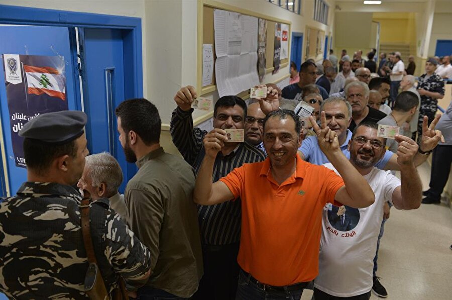 Lübnanlı seçmenler, geçtiğimiz pazar günü sandık başına gitti. (Houssam Shbaro / AA)