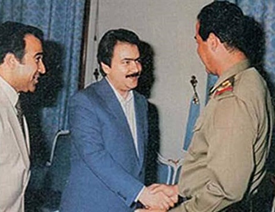 Mesud Recavi ve Saddam Hüseyin bir arada.