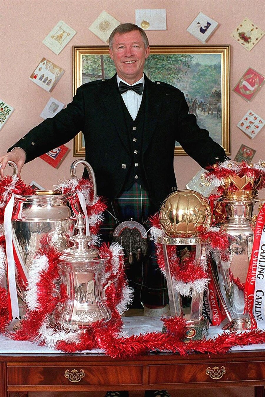 Alex Ferguson yönetimindeki Manchester United 27 yılda 38 kupa kazandı. 