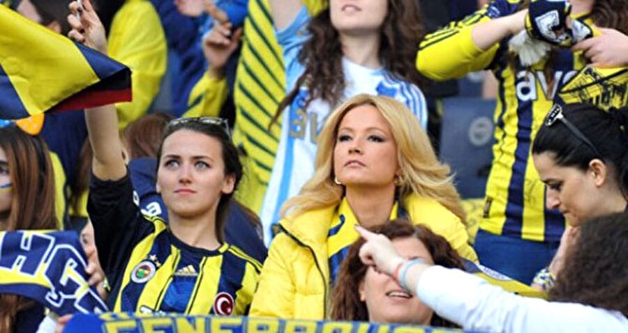 Müge Anlı sarı-lacivertli renklere aşık bir isim...