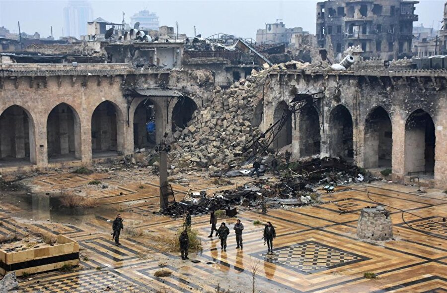 Halep'te bulunan Emevi Camii de büyük oranda hasar gördü. (Abdalrahman İsmail / Reuters)