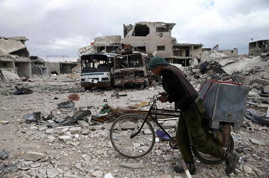 7 yıldır devam eden iç savaş, Suriye'nin pek çok şehrini yerle bir etti. (Bassam Khabieh / Reuters)