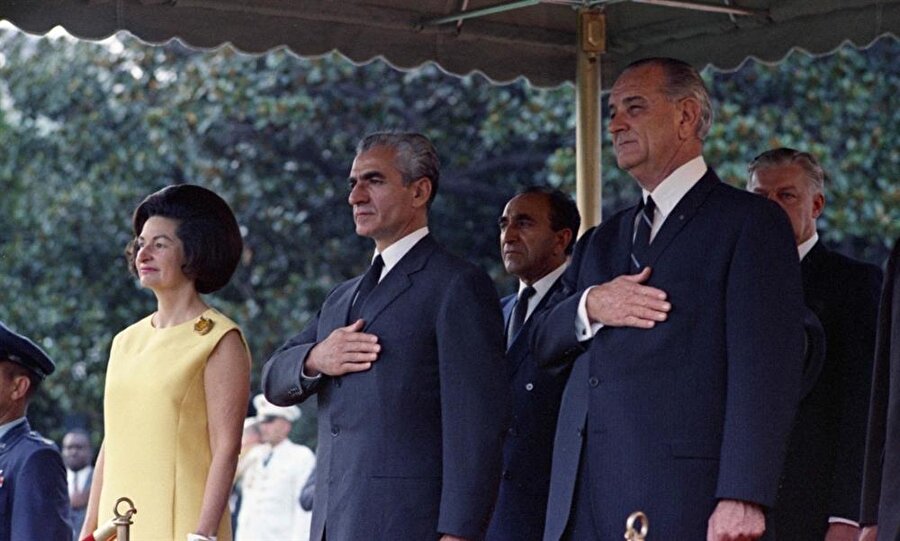 İran'ın ilk nükleer reaktörü, Şah Muhammed Rıza Pehlevi (Ortada) ve ABD Başkanı Lyndon B. Johnson (Sağda) döneminde devreye girdi.