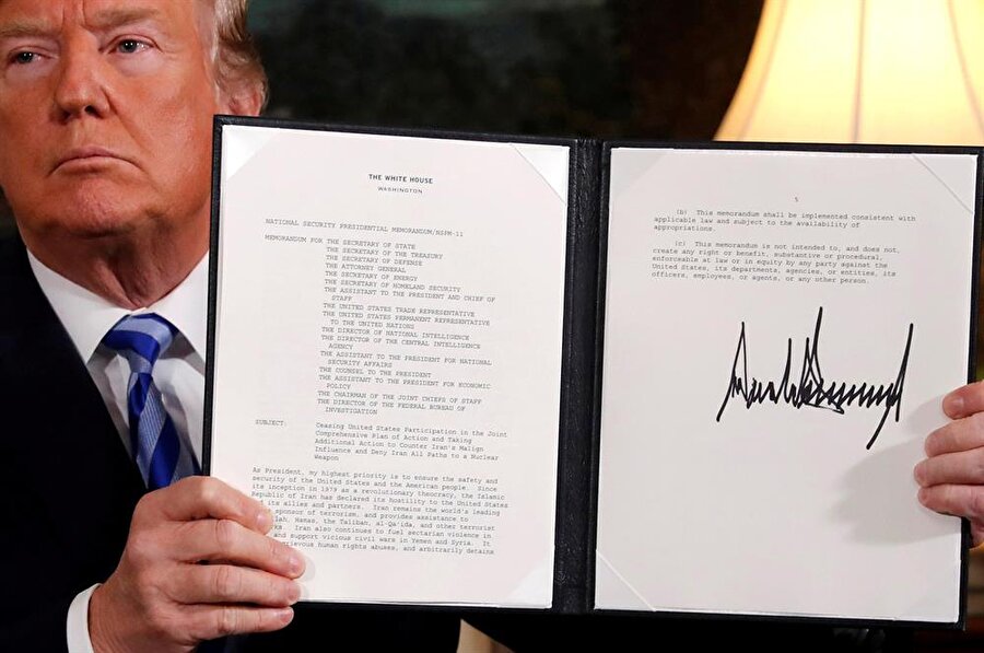 Trump, nükleer anlaşmadan çekilmeye dair kararını da içeren kararnameyi imzaladı. (Jonathan Ernst / Reuters)