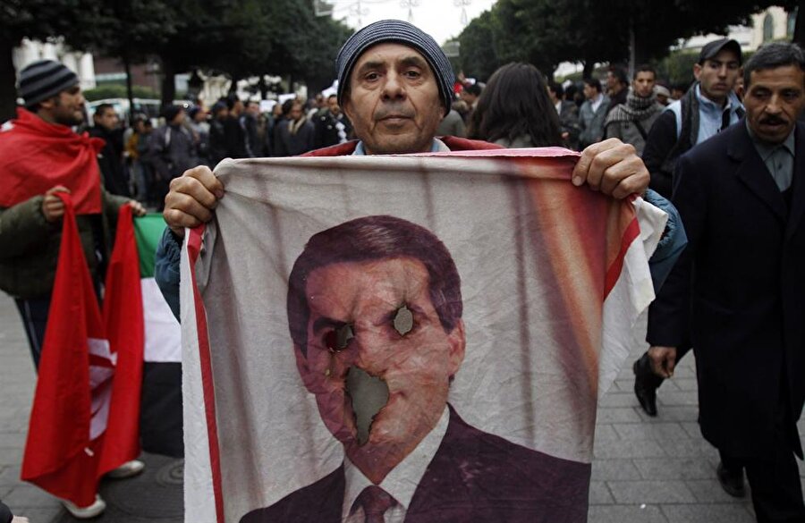 Dönemin Cumhurbaşkanı Zeynelabidin bin Ali, 2010 yılında başlayan gösterilerin odak noktasındaydı. (Finbarr O'Reilly / Reuters)