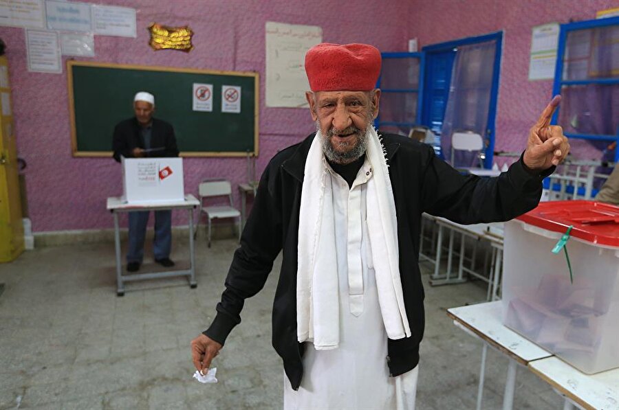 Tunuslular, 2011'den bu yana ilk kez yerel seçimler için sandık başına gitti. (Yassine Gaidi / AA)