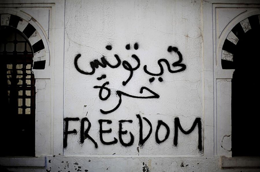 Arap Baharı'nın ülkeyi etkisi altına aldığı günlerde başbakanlık ofisinin duvarına yazılan 