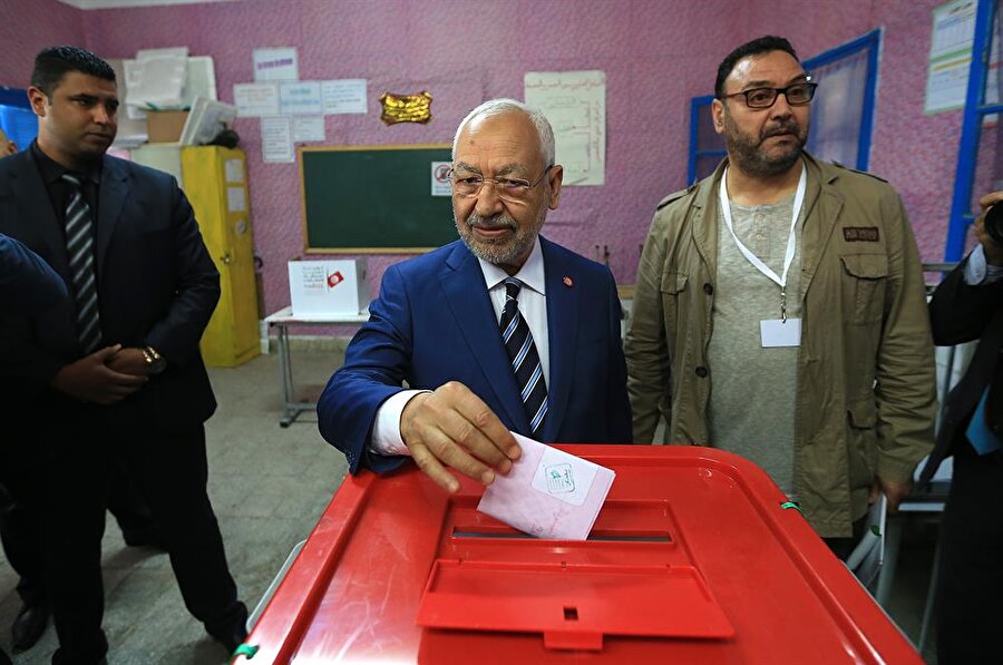 Nahda lideri Gannuşi de yerel seçimlerde oy kullanmak üzere sandığa gitti. (Yassine Gaidi / AA)