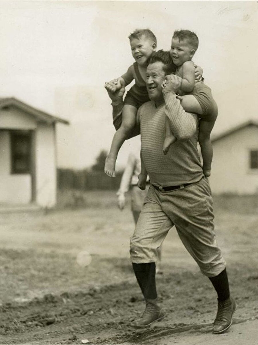 Uzun yıllar Amerikan futbolu oynayan Thorpe emekli olduktan sonra tüm vaktini çocuklarına adadı.