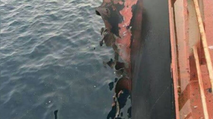 Gemi Yemen limanına giriş için izin beklerken patlama meydana geldi.