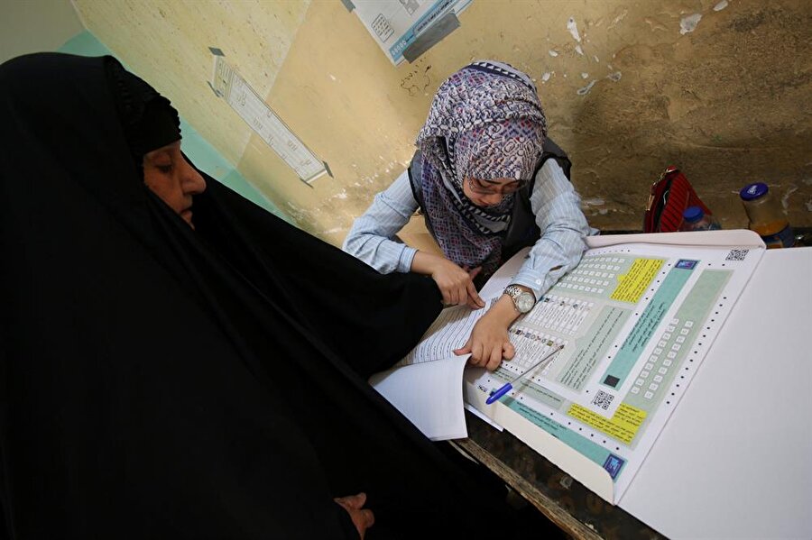 Iraklı kadınlar, seçimlere yoğun ilgi gösteriyor. (Essam Al Sudani / Reuters)
