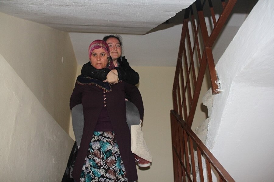 Türkan Durmuş kızını her gün 2 saat uzaklıkta ki rehabilitasyon merkezine götürüyor. 