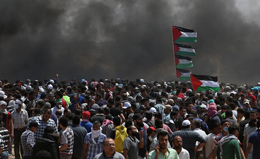 Her gün sınırda binlerce Filistinli toplanıyor. (İbraheem Abu Mustafa / Reuters)