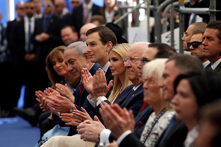 İsrail Başbakanı Netanyahu, Kushner, Ivanka Trump, İsrail Cumhurbaşkanı Rivlin ve Mnuchin, açılış törenini yan yana takip ettiler. (Ronen Zvulun / Reuters)