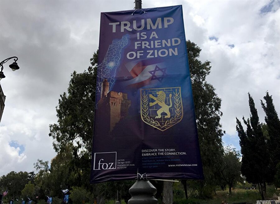 Elçiliğin açılışı öncesi Kudüs sokakları, "Trump bir Sİon dostu." ve "Trump, İsrail'i muhteşem yap!" gibi pankartlarla donatıldı. (Mustafa Deveci / AA)