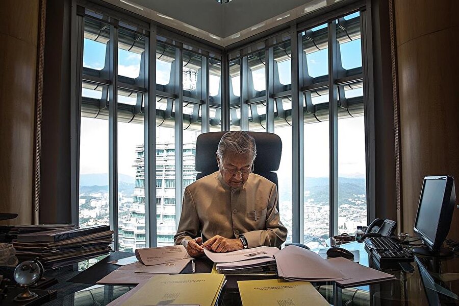 Mahathir Muhammed, başkent Kuala Lumpur'daki ofisinde çalışırken... 