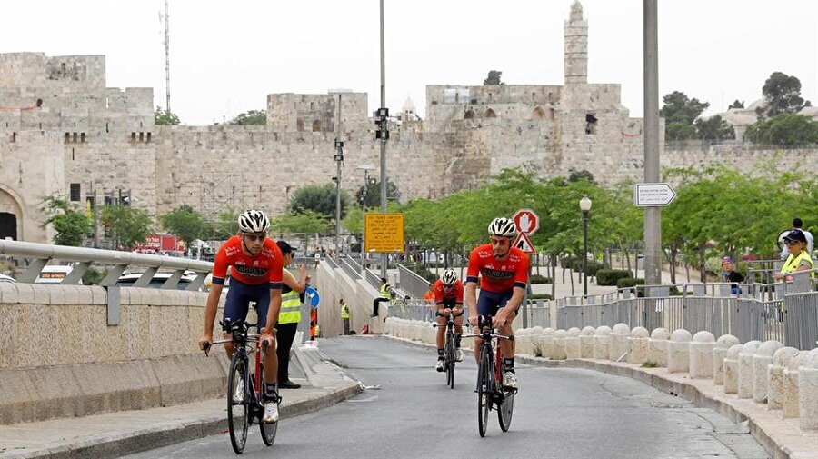 Kudüs'te düzenlenen bisiklet turuna katılan Bahreynli sporcular.