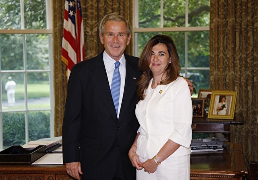 Huda Ezra Nunu ve esk ABD Başkanı George W. Bush