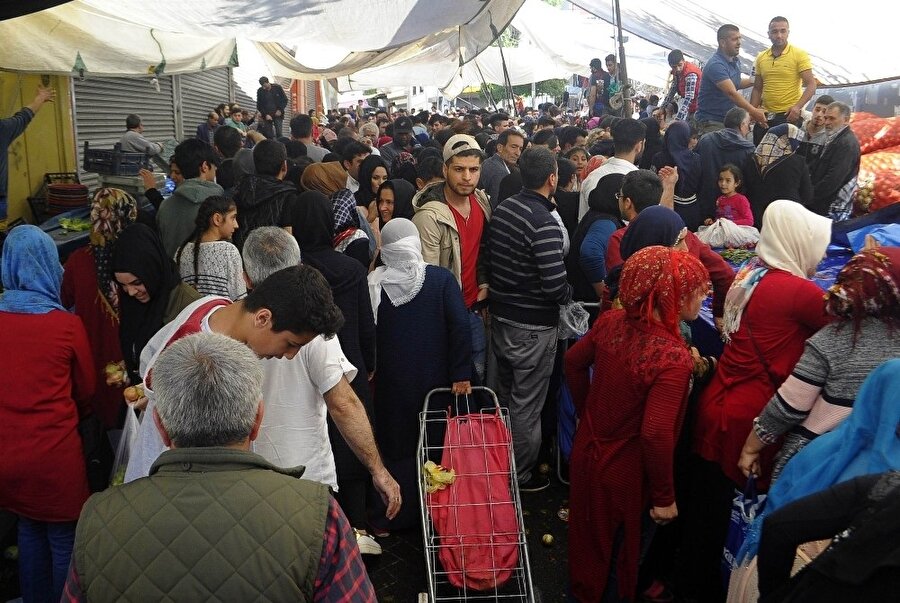 İş adamının burs verdiği 100 öğrenci, satın alınan tezgahlardaki ürünlerin dağıtımında çalıştı.