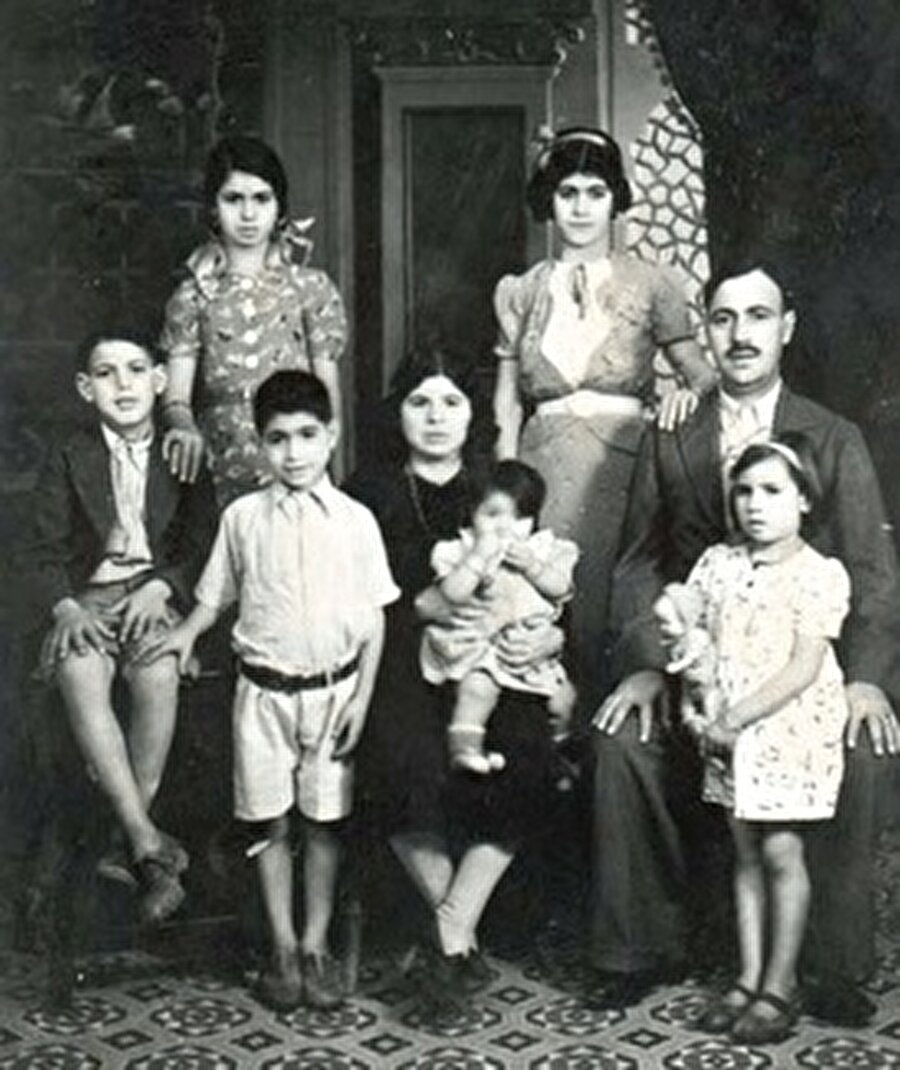Abraham Nunu (Sağda) ve ailesi, Bahreyn'de kalan Yahudilerin önde gelenlerinden.