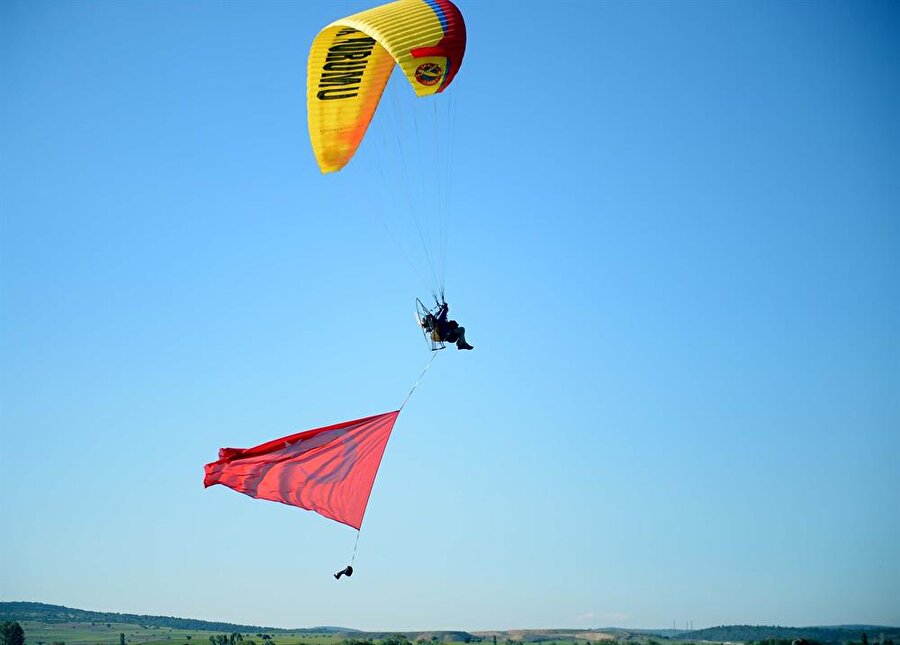 Etkinlik kapsamında motorlu yamaç paraşütçüsünün açtığı Türk bayrağı büyük beğeni topladı.