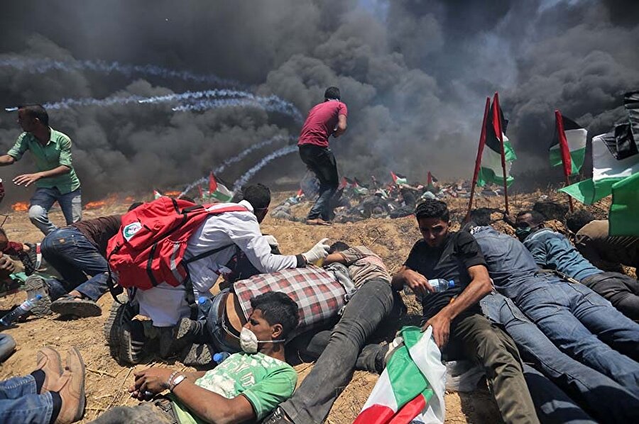 İsrail askerlerinin sert müdahalelerine rağmen Gazze sınırın farklı bölgelerinde binlerce Filistinli, gösterilerine devam etti. Gerçek mermiyle göstericilerin üzerine ateş açan İsrail askerleri, insansız hava araçlarıyla (İHA) da protestocuların üzerine göz yaşartıcı gaz yağdırdı.
