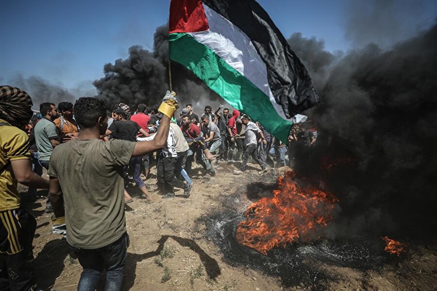 İsrail güçlerinin ayrıca İHA'lardan attıkları yakıcı maddelerle, Filistinlilerin Gazze sınırına yığdıkları araç lastiklerini ateşe verdiği belirtildi.