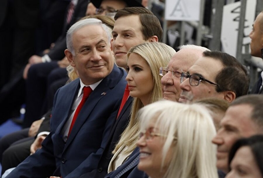 ABD'nin Tel Aviv'deki büyükelçiliği düzenlenen törenle işgal altındaki Kudüs'e taşındı. Törene İsrail Cumhurbaşkanı Reuven Rivlin, İsrail Başbakanı Binyamin Netanyahu, ABD tarafından Dışişleri Bakan Yardımcısı John Sullivan, Hazine Bakanı Steven Mnuchin, Başkan Donald Trump'ın damadı ve danışmanı Jared Kushner ile kızı Ivanka Trump'ın yanı sıra 4 Cumhuriyetçi senatör katıldı.