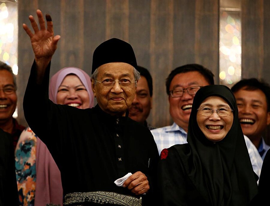 Mahathir Muhammed ve Enver İbrahim’in eşi Wan Azize Wan İsmail (Lai Seng Sin / Reuters)
