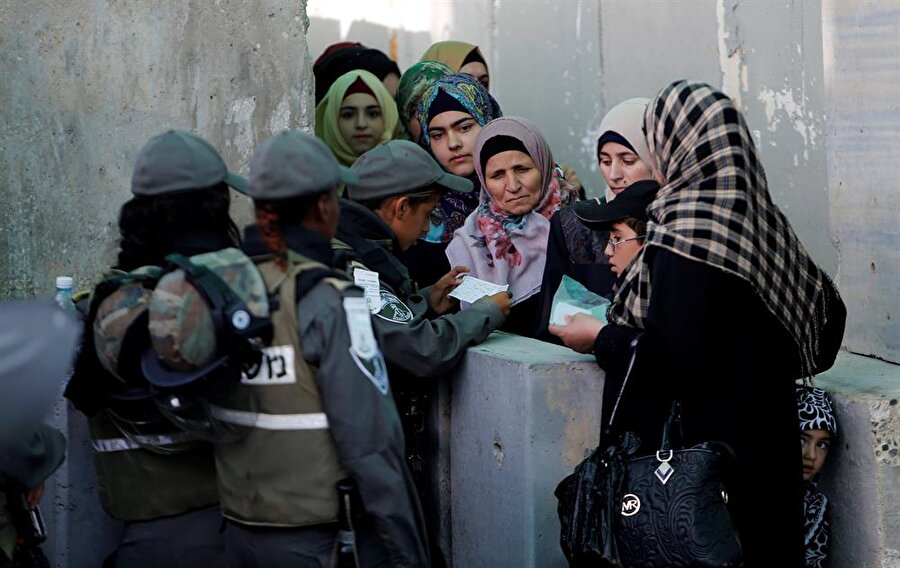 İsrail kontrol noktasından geçerek, Kudüs'e gitmeye çalışan Filistinli kadınlar. (Mussa Issa Qawasma / Reuters)