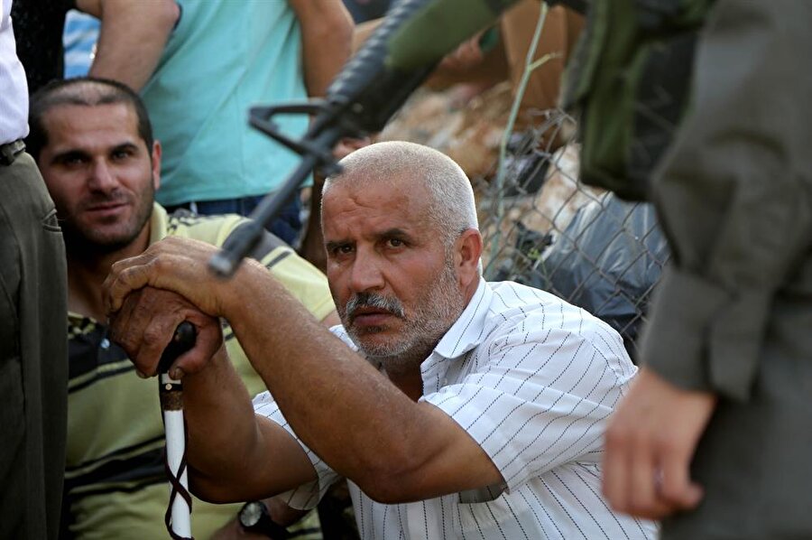 Batı Şeria'dan Kudüs'e gelmek isteyen Filistinliler, İsrail kontrol noktalarında saatlerce beklemek zorunda kalıyorlar. (Issam Rimawi / AA)