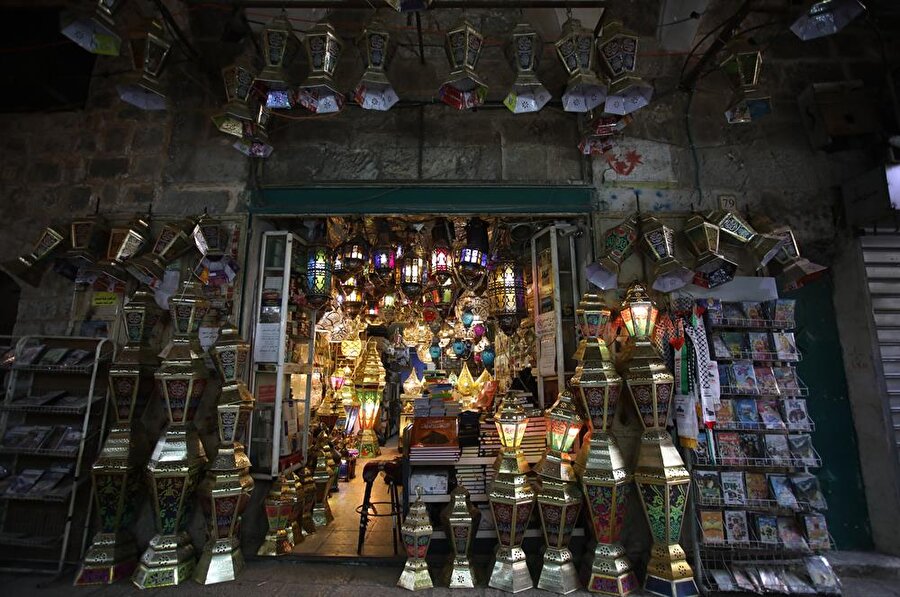 Ramazan'ın gelişiyle birlikte hediyelik eşya dükkânları da kandil ve fenerlerle dolup taşıyor. (Mostafa Alkharouf / AA)