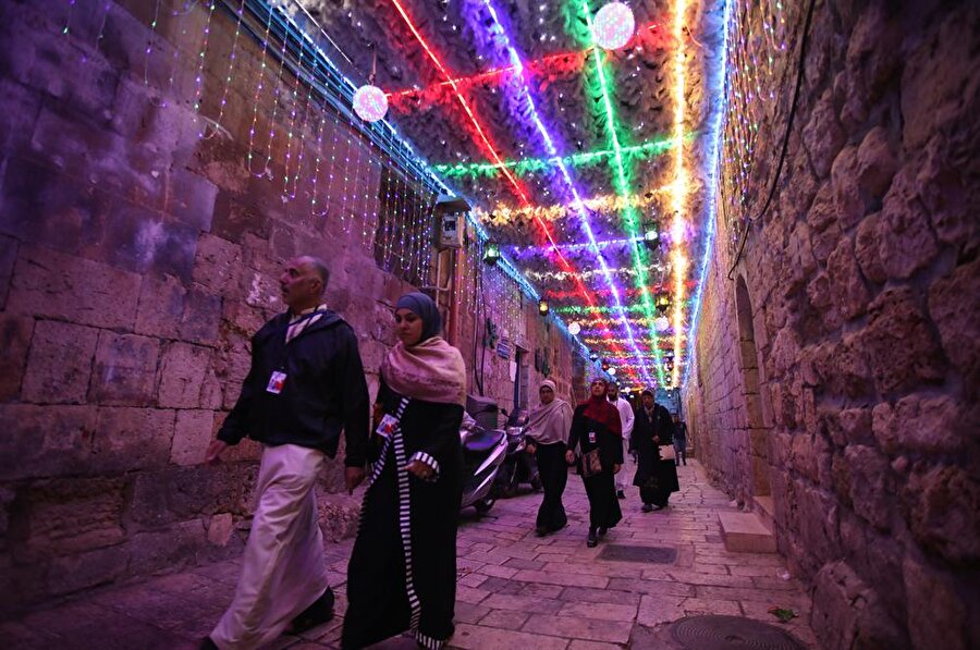 Kadim Kudüs'ün Mescid-i Aksa'ya varan sokakları, kandil, fener ve süslerler aydınlatılır ramazanda. (Mostafa Alkharouf / AA)