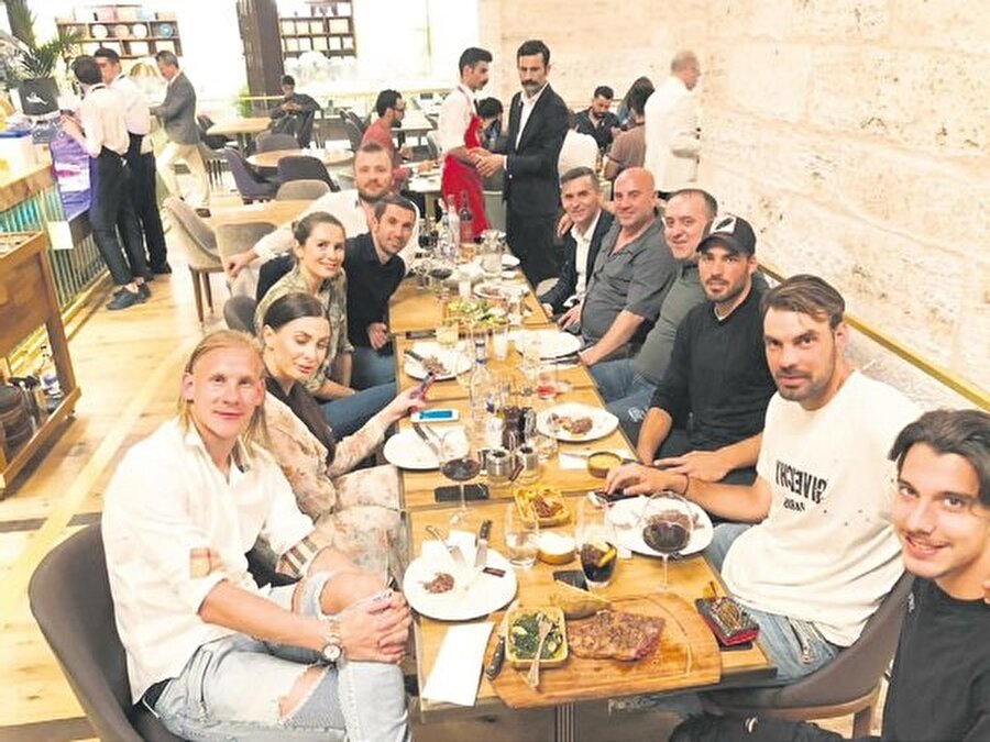 Darijo Srna ile Beşiktaşlı Vida, İstanbul'da bir araya geldi. n(Fotoğraf, Takvim'den alınmıştır.) 