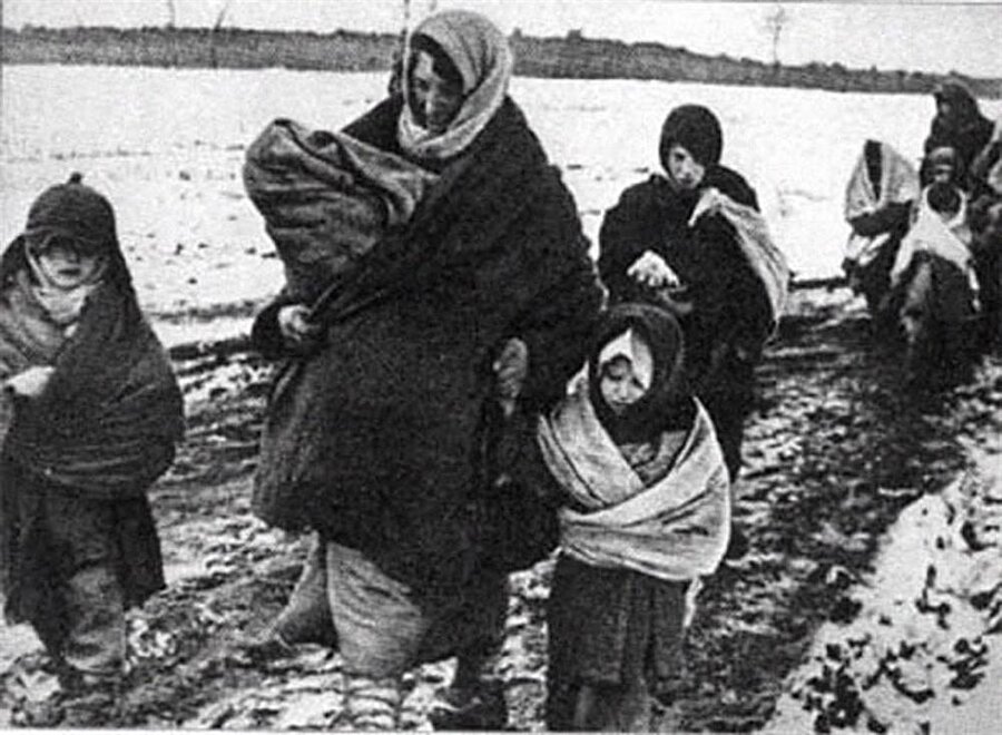  Stalin Rusyasının askerleri, Kırım Tatarlarını zorla evinden çıkardı.