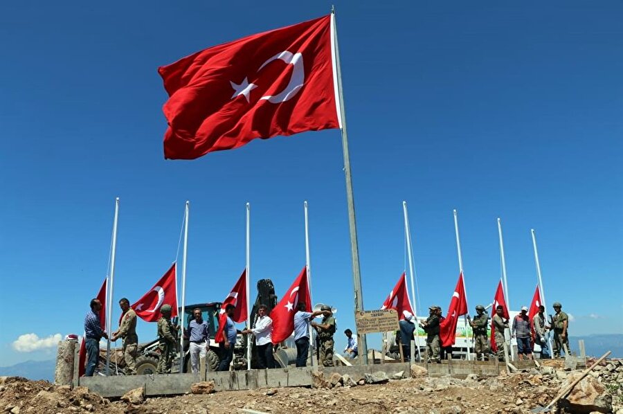Suriye'nin Afrin bölgesinde terör örgütleri PYD/PKK ve DEAŞ'a yönelik başlatılan Zeytin Dalı Harekatı kapsamında teröristlerle çıkan çatışmada 9 askerimizin şehit düştüğü Şehitler Tepesi'ne 9 Türk bayrağı dikildi.