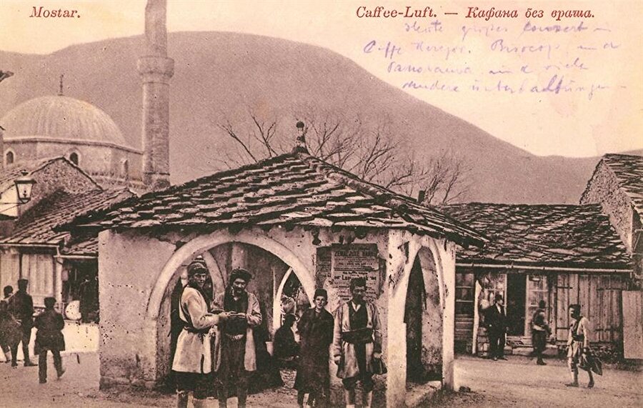 Küçük Tepe ise eski Sinan Paşa Mahallesi’nin bir parçasıydı. Burası, o dönemde Meydan, bugün 1 Mayıs Meydanı olarak isimlendirilen bölgedeydi.