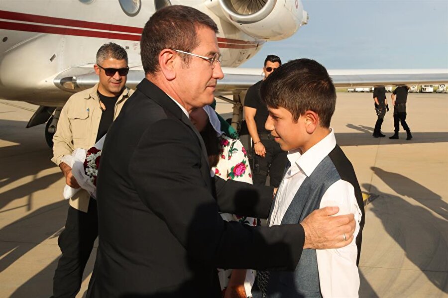 Milli Savunma Bakanı Nurettin Canikli ilk iftarı Şırnak Silopi’deki sınırın sıfır noktasında Altunbey Hudut Karakolunda askerlerle birlikte yaptı. Canikli'yi Havalimanında yöresel kıyafetli çocuklar karşıladı.(AA)
