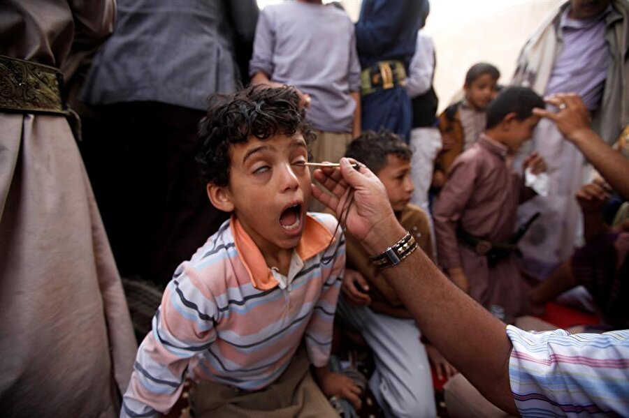 Yemenli çocuklar, ramazanı kutlamak için gözlerine sürme çektiriyor. (Mohammed Al Sayaghi / Reuters)