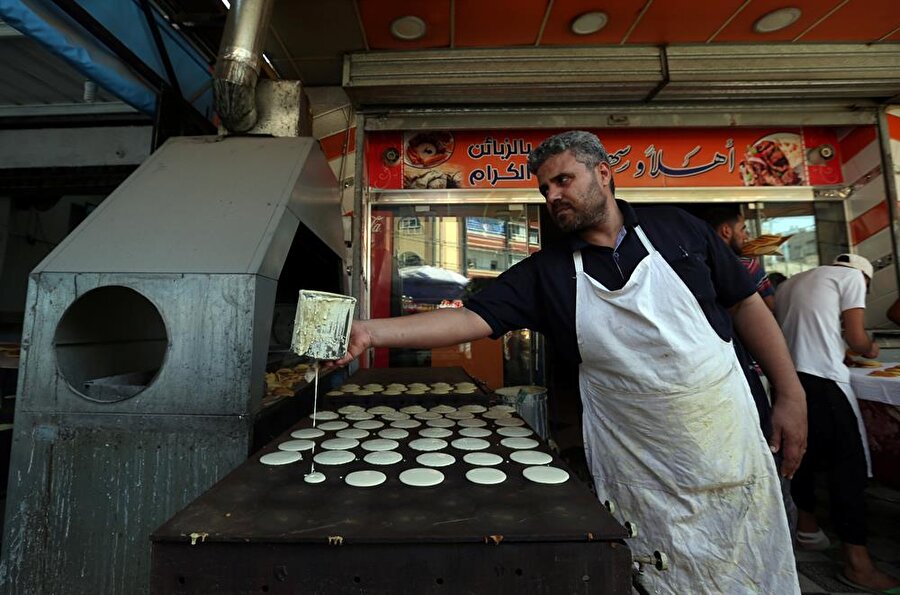 Geleneksel tatlı hazırlayan esnaf, Gazze. (İbraheem Abu Mustafa / Reuters)