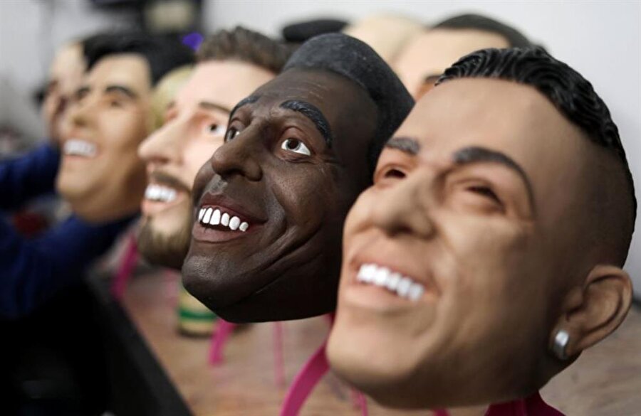 Dünya Kupası maçları sırasında tribünlerde bu maskelere çokça rastlayacağız gibi...