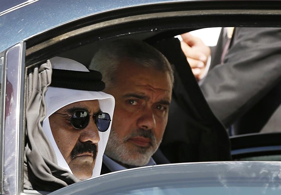 Eski Katar Emiri Şeyh Hamd bin Halife el Tani, Gazze ziyareti sırasından İsmail Haniyye ile birlikte.